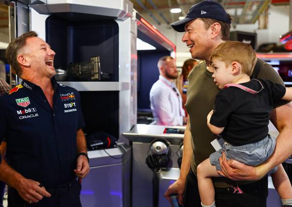 레드불 피트를 찾은 일론 머스크(우)