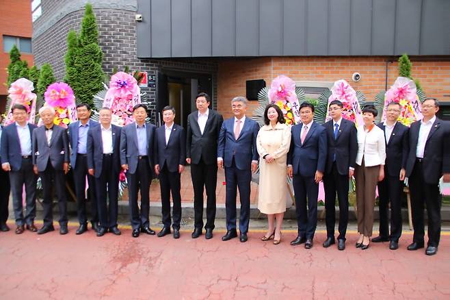 우시시는 지난 7일 서울 서초구 청계산로에 '우시(서울) 비지니스혁신교류센터' 현판식을 열었다. 현판식에 참석한 우시시 대표단 및 주요 인사들이 기념사진을 찍고 있다[사진제공=中國亞洲經濟發展協會 서울대표처