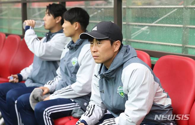 [서울=뉴시스] 김금보 기자 = 5일 오후 서울월드컵경기장에서 열린 2023 K리그 FC서울과 전북현대의 경기, 김두현 전북 감독대행이 선수들을 지켜보고 있다. 2023.05.05. kgb@newsis.com