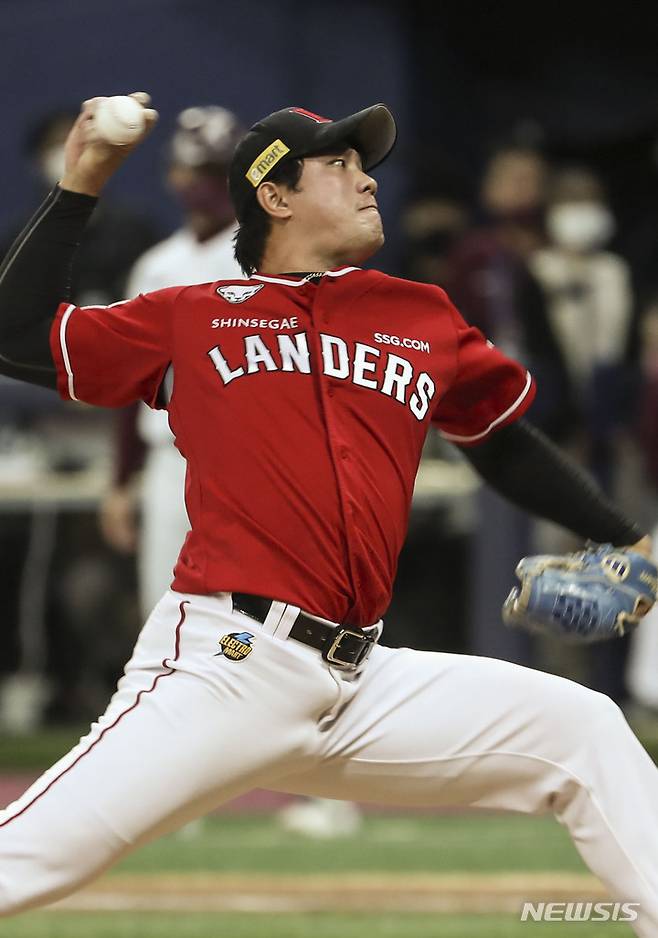 [서울=뉴시스] 김근수 기자 = 4일 오후 서울 구로구 고척스카이돔에서 열린 2022 KBO 한국시리즈 3차전 SSG 랜더스와 키움히어로즈의 경기, 9회말 키움 공격, SSG 마무리투수 서진용이 역투하고 있다. 2022.11.04. ks@newsis.com