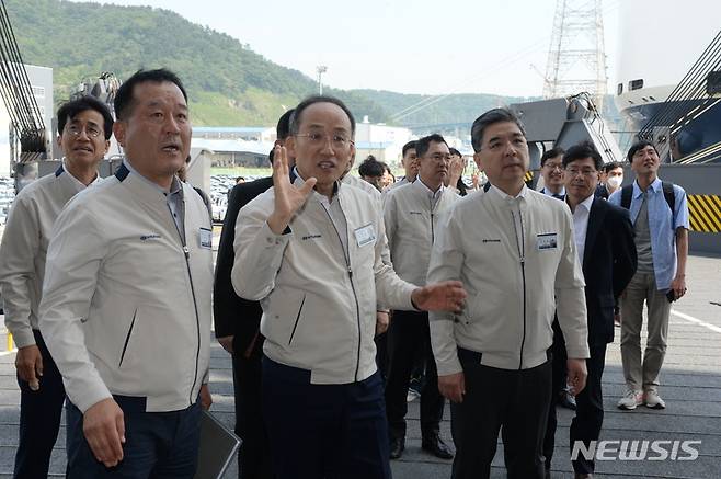 [울산=뉴시스] 배병수 기자 = 추경호 경제부총리가 9일 현대자동차 울산공장을 방문해 둘러보고 있다. 2023.05.09.bbs@newsis.com