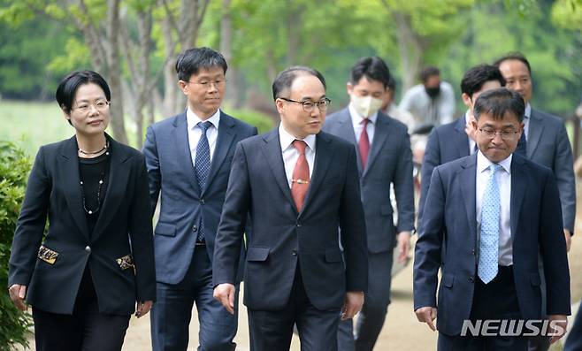 [전주=뉴시스] 김얼 기자 = 이원석 검찰총장이 9일 문홍성 전주지검장과 김선화 대검 공판송무부장, 박현철 대검 대변인 등과 함께 전북 전주시 전주덕진공원을 방문해 관계자들과 함께 장내를 둘러보고 있다. 2023.05.09. pmkeul@nwsis.com