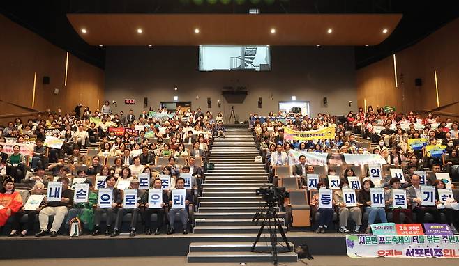 9일 오후 경기도청 1층 대강당에서 김동연 경기도지사, 시군별 대표1위 주민자치(위원)회 발표자 및 참석자 300여 명이 2023년 경기도 주민자치(위원)회 제안사업 2차 경연대회 시상식에서 전체 기념촬영을 하고 있다.(사진=경기도 제공) *재판매 및 DB 금지