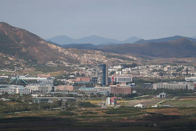 경기도 파주시 서부전선 비무장지대(DMZ) 도라전망대에서 바라본 개성공단 일대. 연합뉴스