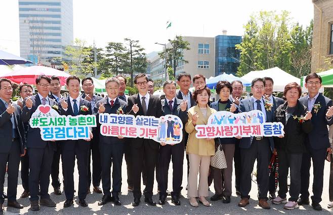 옛 충남도청사 정문 광장에서 열린 화요 직거래 장터 개장식. 대전시 제공