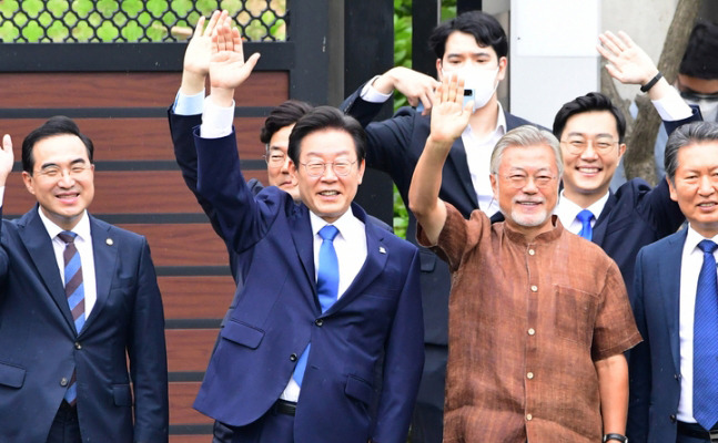 지난해 8월29일 오후 경남 양산시 하북면 지산리 평산마을 소재 문재인 전 대통령(앞줄 왼쪽에서 세번째) 사저를 찾은 이재명 대표(〃 〃 두번째)를 비롯한 더불어민주당 지도부가 대문 앞까지 마중 나온 문 전 대통령과 함께 지지자들을 향해 인사하고 있다. 양산=뉴시스