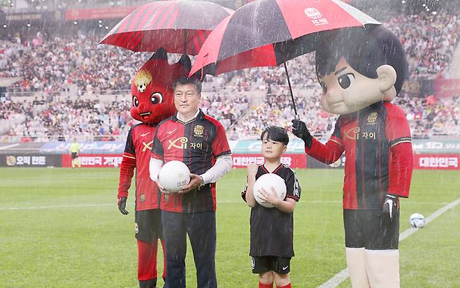 서울월드컵경기장에서 한돈자조금관리위원회 손세희 위원장이 FC서울·전북현대 경기 전 시축 기념사진을 촬영하고 있다.