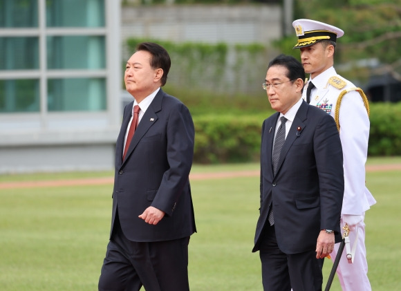 윤석열 대통령이 1박2일 일정으로 한국을 방문한 기시다 후미오 일본 총리와 7일 서울 용산 대통령실에서 열린 공식 환영식에서 의장대를 사열하고 있다.   연합뉴스