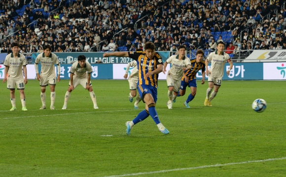 ‘주민규선수의 골’ - 9일 오후 울산 문수축구전용구장에서 열린 하나원큐 프로축구 K리그1 울산현대와 강원FC의 경기, 현대의 주민규선수가 페널티킥을 성공하고 있다.  울산 뉴시스