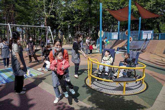 장애 아동 전문 보육시설 초록어린이집 원생들이 4월27일 오전 서울 노원구 초록숲 통합놀이터에서 야외 활동을 즐기고 있다. ⓒ시사IN 박미소