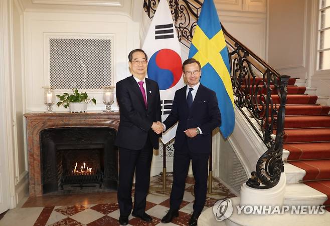 스웨덴 총리와 악수하는 한덕수 국무총리 (스톡홀름=연합뉴스) 황광모 기자 = 한덕수 국무총리와 울프 크리스테르손 스웨덴 총리가 8일 오전 스웨덴 스톡홀름 총리 관저에서 열린 조찬 회담에 앞서 악수하고 있다. 2023.5.8 hkmpooh@yna.co.kr