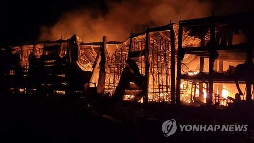 8일 새벽 러시아의 공격으로 불에 탄 오데사 지역의 저장시설 [로이터 연합뉴스 자료사진]