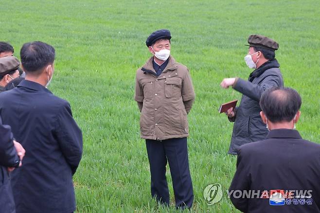 북한 김덕훈 내각총리, 농업부문사업 현지 요해 [평양 조선중앙통신=연합뉴스 자료사진. 국내에서만 사용가능. 재배포 금지. For Use Only in the Republic of Korea. No Redistribution] nkphoto@yna.co.kr