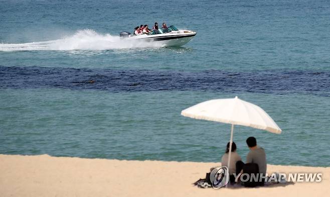 바닷바람에 날려버린 무더위 (강릉=연합뉴스) 유형재 기자 = 낮 최고기온이 30도 가까이 올라간 9일 강원 강릉시 안목해변에서 관광객들이 보트를 타고 시원한 바다를 가르며 갑작스럽게 찾아온 무더위를 식히고 있다. 2023.5.9 yoo21@yna.co.kr