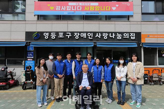 금융투자협회 직원들이 10일 서울 영등포구 신길동 소재 ‘장애인 사랑 나눔의 집’을  찾아 봉사활동을 펼친 후 기념 사진을 찍고 있다.(사진=금투협)