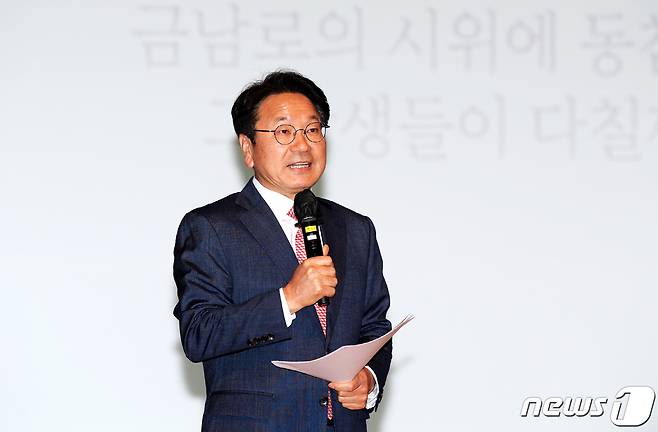 강기정 광주시장이 9일 오전 시청 대회의실에서 열린 5월 정례조회에 참석해 5·18 행사에 대한 의미를 설명하며 5.18정신 헌법 전문 수록과 공직자들의 행사 참여를 당부하고 있다.(광주시 제공)2023.5.9/뉴스1