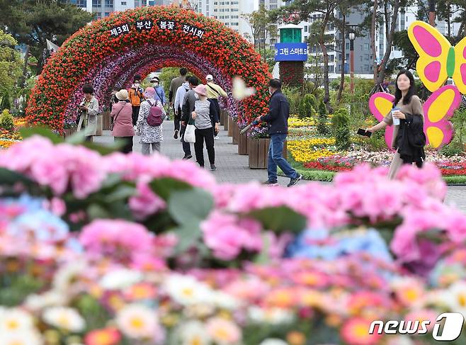 4일 부산시민공원에서 열린 '제3회 부산 봄꽃 전시회'에서 시민들이 꽃터널을 배경으로 사진을 찍고 있다. 2023.5.4/뉴스1 ⓒ News1 윤일지 기자