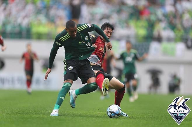 5일 오후 서울 마포구 서울월드컵경기장에서 열린 프로축구 K리그1 FC서울과 전북 현대모터스의 경기에서 전북 구스타보가 상대 선수와 몸싸움을 벌이고 있다. (한국프로축구연맹 제공) 2023.5.5/뉴스1 ⓒ News1