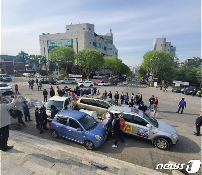 강원도청 공무원 등이 10일 중도유적 운동 단체가 도청 앞에 설치한 천막과 차량에 대한 행정대집행을 하고 있다.(독자제공)