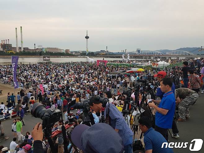 2019년 6월1일 오후 전국에서 모여든 사진작가들과 관광객들이 경북 포항시 남구 형산강 체육공원에서 열리는 2019포항국제불빛출제 메인행사를 촬영하기 위해 기다리고 있다. 2019.6.2/뉴스1 ⓒ News1 최창호 기자