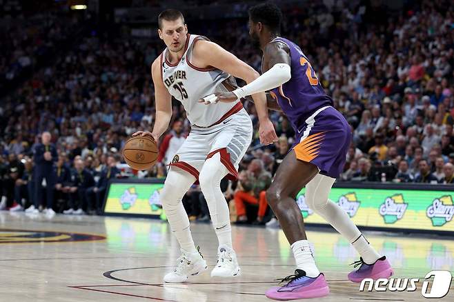 NBA 덴버가 피닉스를 꺾고 서부 콘퍼런스 파이널까지 1승만을 남겨뒀다. ⓒ AFP=뉴스1