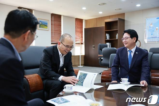 심덕섭 전북 고창군수(오른쪽)가 10일 국가보훈처 윤종진 차장(가운데)을 면담하고 고창 통합보훈회관 건립지원을 건의하고 있다.(고창군 제공)2023.5.10/뉴스1