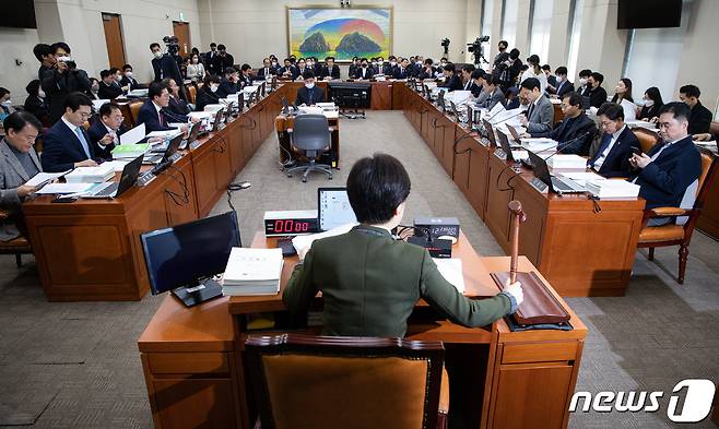 백혜련 국회 정무위원장이 20일 서울 여의도 국회에서 열린 제403회 국회(임시회) 정무위원회 제1차 전체회의에서 의사봉을 두드리고 있다. 2023.2.20/뉴스1 ⓒ News1 유승관 기자