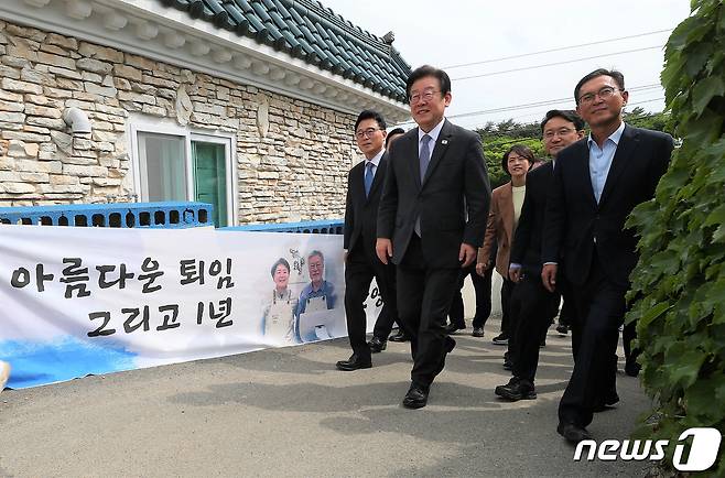 이재명 더불어민주당 대표 및 지도부가 10일 오후 경남 양산 하북면 평산마을에 도착해 문재인 대통령을 예방하기 위해 평산책방으로 향하고 있다. (공동취재) 2023.5.10/뉴스1 ⓒ News1 윤일지