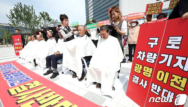 서울 구로차량기지 이전 타당성 조사 결과 발표를 하루 앞둔 8일 오후 세종시 어진동 기획재정부 앞에서 구로차량기지 광명 이전을 반대하는 공동대책위 주민들이 눈물의 삭발식을 거행하고 있다. 2023.5.8/뉴스1 ⓒ News1 김기남 기자