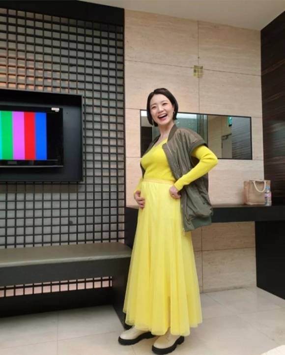 Ahn Young Mi said on the 8th day of Jasins Instagram that a Netizen said, Even if my dad was in Vietnam, Philippines, I would have gone to that country and had a child birth. Husband would have gone to Vietnam or Philippines.Childbirth, child care. How can I do it alone? I have to be with my beloved Husband, he replied in a comment.Then Netizen said, I thought I was coming right after a few months with my child, so I wondered why I was going to the United States of America with my full body.I think it would have been nice for Husband to come out for a while. He added, Yes, thats right. Another Netizen commented, If you live in our country and earn money and want the soldiers to fight after the war, do not send my son and go to those who do not have money. What is the logic of this?If you do not want to have a baby here without Husband, you have to go to the United States of America, why are you having a baby? Its a child birth!Ahn Young Mi said, Our beans are now eight months old.It is also in the stomach, he said. I think its too far to think about the military problem already. Why do not you bless the child who is now in the stomach rather than guessing about the unknown future? Ahn Young Mi, who is about to be a child birth in July, got off at MBC FM4U Ahn Young Mi, MBC Radio Star, which has been going on for a long time to prepare for a child birth in earnest.Ahn Young Mi said on the last day of the radio broadcast, Please think of it as parental leave, and please do not be sad and do not be sorry because you are going for a while.On the 4th of last month, it was announced that Ahn Young Mi will leave for the United States of America for the birth of a child through the YouTube channel of Gag Woman, and it is said that it is not child birth.So, Ahn Young Mi came out directly, but in the online community, etc., there is a more intense struggle.It is pointed out that it is not right to acquire dual nationality and receive various benefits from it, along with the reaction that it is a fact that it is a child birth after all, but it is a fact.There is also a reaction that Ahn Young Mi is so embarrassed to reveal Jasins position even though the expedition child birth is obviously a shortcut.There are, of course, opposing views.They are advocating Ahn Young Mi, saying, It is only an individuals choice according to their circumstances, Anyone who is in a situation would be accused of being an entertainer, and It may not be a child birth in many circumstances.While there are various opinions based on their opinions, the only regrettable and worrisome part is that not a few people are taking a light look at the away child birth.And if you have a great influence on many people, you need to be more cautious about this.In the end, the child birth of Ahn Young Mi seems to be the final conclusion after confirming various parts.But what we should not forget is that there is no one who has no circumstances, but there are moral norms and social disciplines that must be followed in spite of individual circumstances.A Netizens comment, Expedition Childbirth is not illegal, but it is not right, haunts my mind.[Entertainment  ⁇