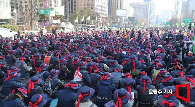 민주노총 건설노조가 서울 광화문 일대에서 '정부의 건설현장 불법행위 단속'에 항의하는 결의대회를 갖고 있다. 사진=윤동주 기자 doso7@