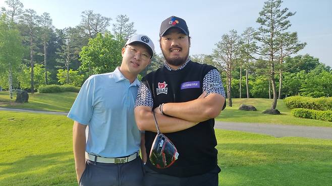 340야드를 가볍게 넘기는 한국의 초장타자 정찬민(오른쪽)과 박준성 코치. /민학수 기자