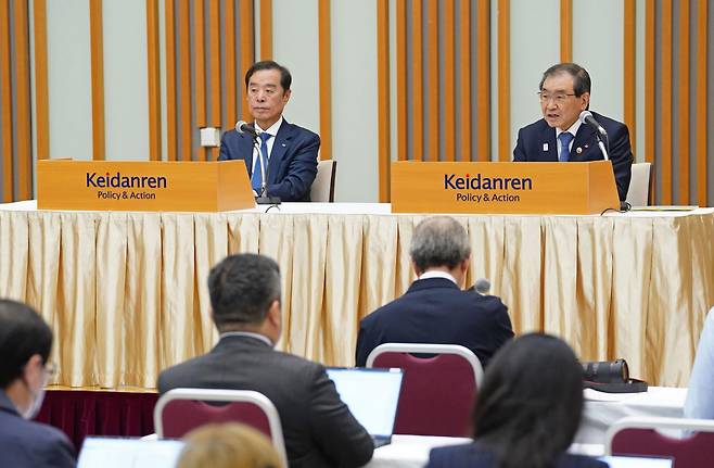 김병준 전국경제인연합회 회장 직무대행(왼쪽)과 도쿠라 마사카즈 게이단렌(經團連·일본경제단체연합회) 회장이 10일 도쿄 게이단렌 회관에서 열린 미래파트너십 기금 관련 기자회견에서 기금의 운용 방향에 관해 설명하고 있다. /연합뉴스