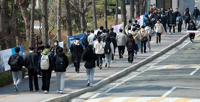 지난 3월 서울시내 대학교에서 학생들이 이동하고 있다. /뉴스1