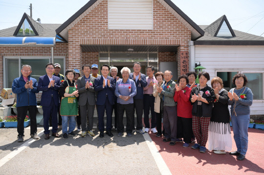 백성현 논산시장이 지난 8일 제51회 어버이날을 기념해 대한노인회 논산시지회 및 5개 읍면동 효(孝) 잔치에 참석해 자식과 나라를 위해 일생을 헌신해 오신 어르신들을 격려했다. 사진=논산시 제공