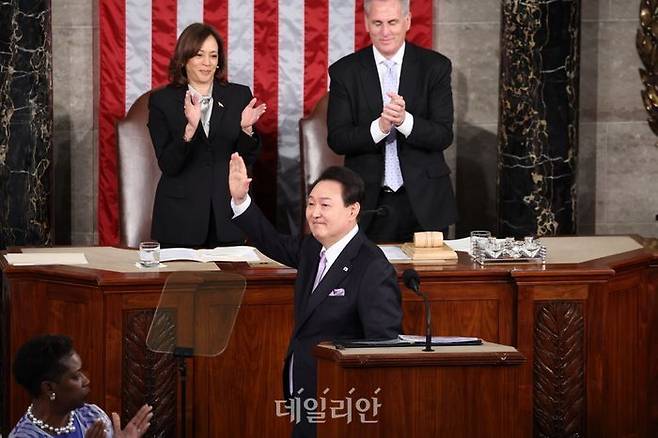 윤석열 대통령이 지난달 27일(현지시각) 워싱턴DC 미 국회의사당에서 상·하원 합동회의 연설을 마친 뒤 인사하고 있다. ⓒ뉴시스