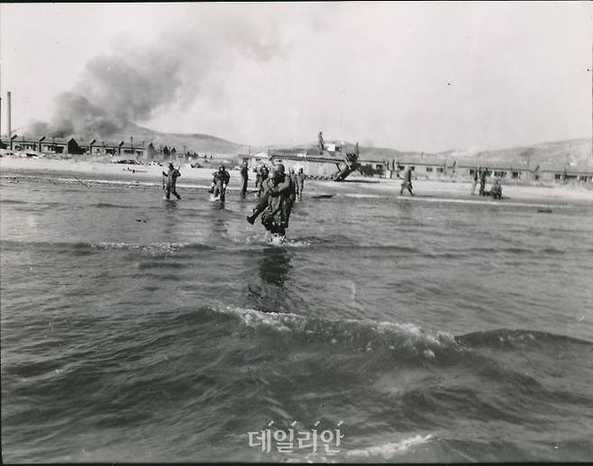 지난 1950년 12월 24일 흥남철수작전 당시 작전을 수행중인 미군의 모습 ⓒ국가기록원/뉴시스