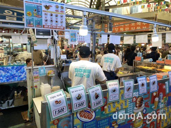 ‘제주위트 시장-바’ 앞 노점에서는 제주 위트 에일과 함께 다양한 페어링 음식을 즐길 수 있다. 외부음식도 반입 가능할 수 있어 자유로운 미식 여행이 가능하다. 사진=윤우열 동아닷컴 기자 cloudancer@donga.com