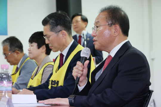 윤재옥 국민의힘 원내대표가 10일 오후 서울 용산구 대한간호조무사협회 회관 4층에서 열린 보건복지의료연대 간담회에서 인사말하고 있다.<연합뉴스>