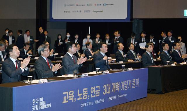 한국일보 주최로 10일 서울 중구 서울신라호텔에서 열린 '2023 한국포럼' 개막식에서 승명호(앞줄 왼쪽 두 번째) 한국일보 회장을 비롯한 내빈들이 박수를 치고 있다. 앞줄 왼쪽부터 김기현 국민의힘 대표, 승 회장, 김진표 국회의장, 김민석 더불어민주당 정책위의장, 이주호 부총리 겸 교육부 장관, 김문수 경사노위 위원장, 이성철 한국일보 사장. 홍인기 기자