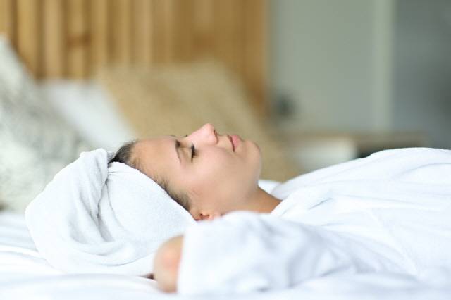 머리가 젖은 채로 베개를 베면 닿은 부위가 눅눅해지면서 비듬균 등이 생길 위험이 커진다./사진=게티이미지뱅크