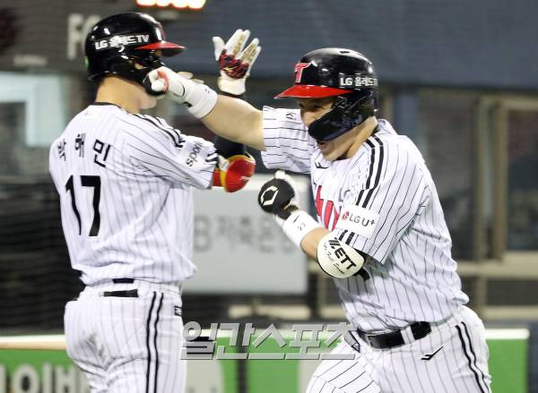 2023 KBO 프로야구 LG트윈스와 키움히어로즈의 경기가 9일 오후 서울 잠실야구장에서 열렸다. 8회말 1사 1루 박동원이 동점을 만드는 투런홈런을 치고 홈인해 박해민의 축하를 받고 있다. 잠실=김민규 기자 mgkim1@edaily.co.kr /2023.05.09/