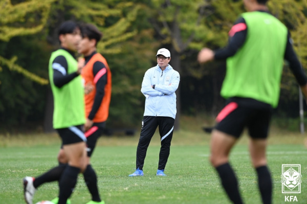 훈련을 지켜보고 있는 황선홍 감독. 사진=대한축구협회