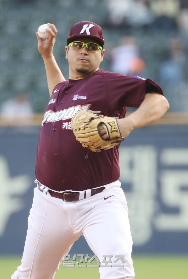 2023 KBO 프로야구 LG트윈스와 키움히어로즈의 경기가 9일 오후 서울 잠실야구장에서 열렸다. 키움 선발 후라도가 마운드에 올라 공을 던지고 있다. 잠실=김민규 기자 mgkim1@edaily.co.kr /2023.05.09/