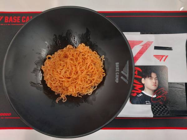 T1 '구마유시' 이민형의 시그니처 메뉴인 비빔면과 코스터. IS포토