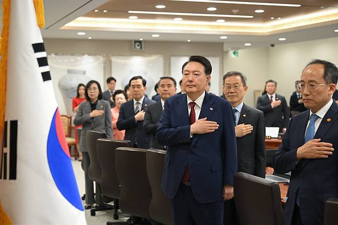 윤석열 대통령이 9일 오전 용산 대통령실 청사에서 열린 제19회 국무회의에서 국민의례를 하고 있다. 사진 대통령실