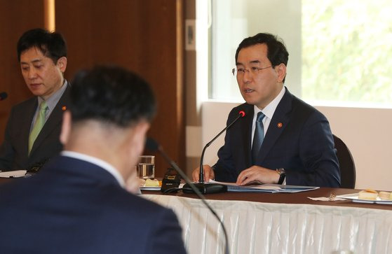 10일 오후 울산시 동구 호텔현대 바이 라한 울산에서 열린 '조선업계 CEO 간담회'에서 이창양 산업통상자원부 장관이 발언하고 있다. 연합뉴스