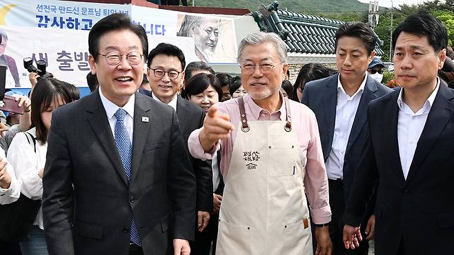 이재명 더불어민주당 대표가 10일 경남 양산시 하북면 평산책방을 방문해 문재인 전 대통령을 만나고 있다. 송봉근 기자