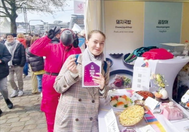 독일 함부르크 개항축제에 설치된 홍보관에서 현지인이 부산 음식과 특산물을 경험하고 있다.  부산시 제공