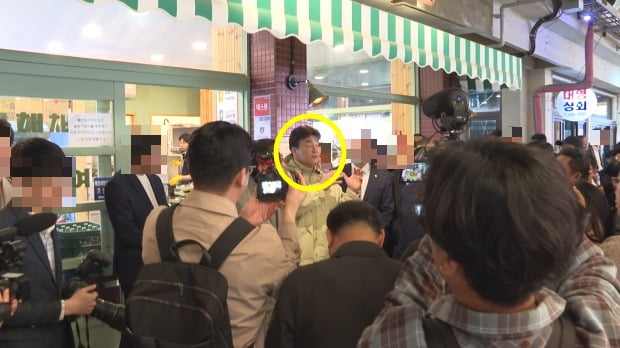 백종원 더본코리아 대표가 직접 예산시장을 찾아 사람들이 몰려든 모습. /사진=연합뉴스